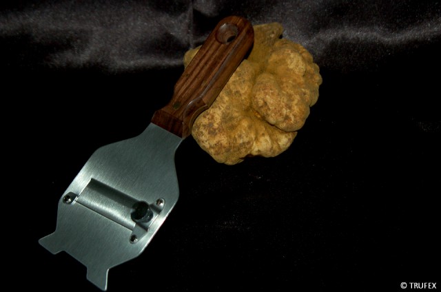 razatoare-de-trufe-cu-maner-de-lemn5586271.jpg
